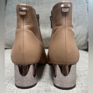 CALVIN KLEIN MIMETTE TAN LEATHER SILVER STATEMENT HEEL ANKLE BOOTIES SZ 7.5